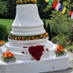 Ein Stupa mit Blumenschmuck